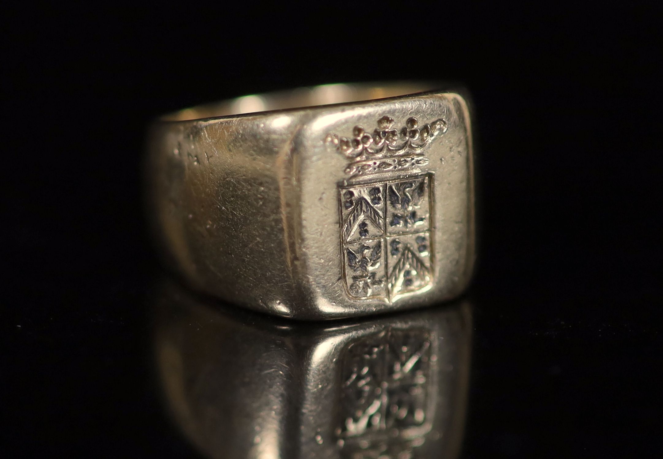 Cartier NY - an 18ct yellow gold signet ring, with intaglio armorial matrix, inner shank inscribed 'Recuerdo Leon XIII 1916'